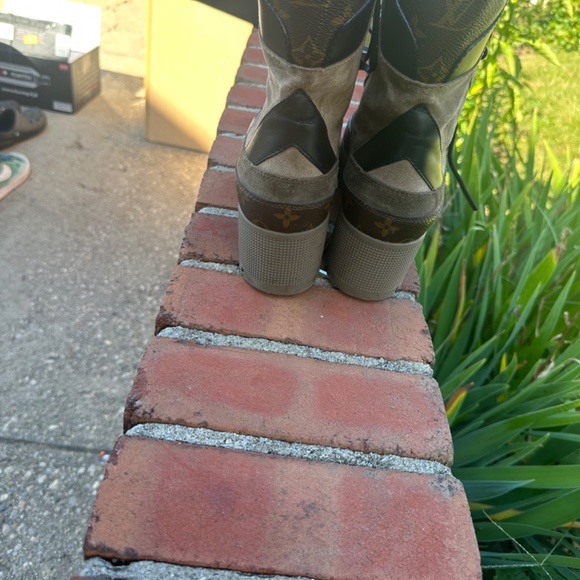LOUIS VUITTON BIKER BOOTS - Picture 2 of 3